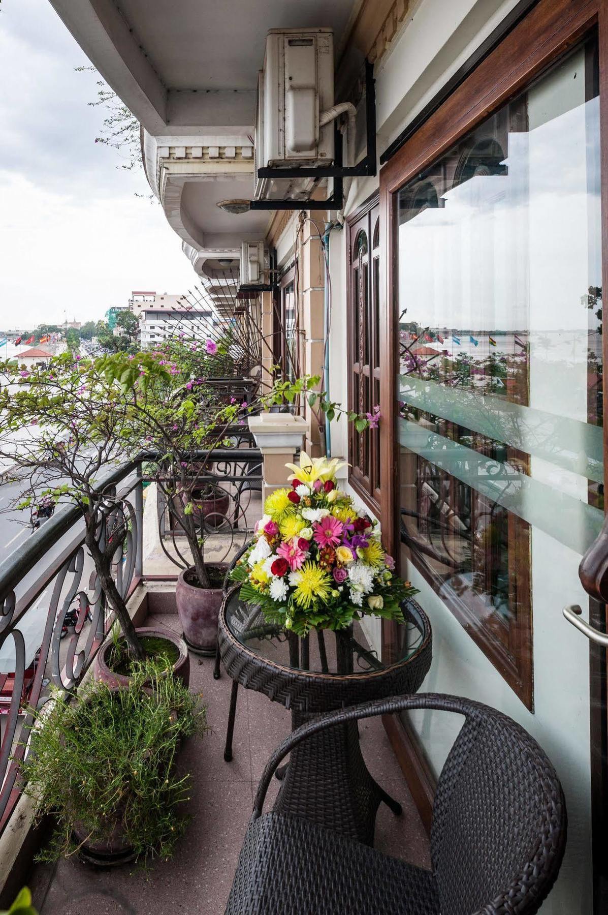 Red Hibiscus Hotel Phnom Penh Exterior foto