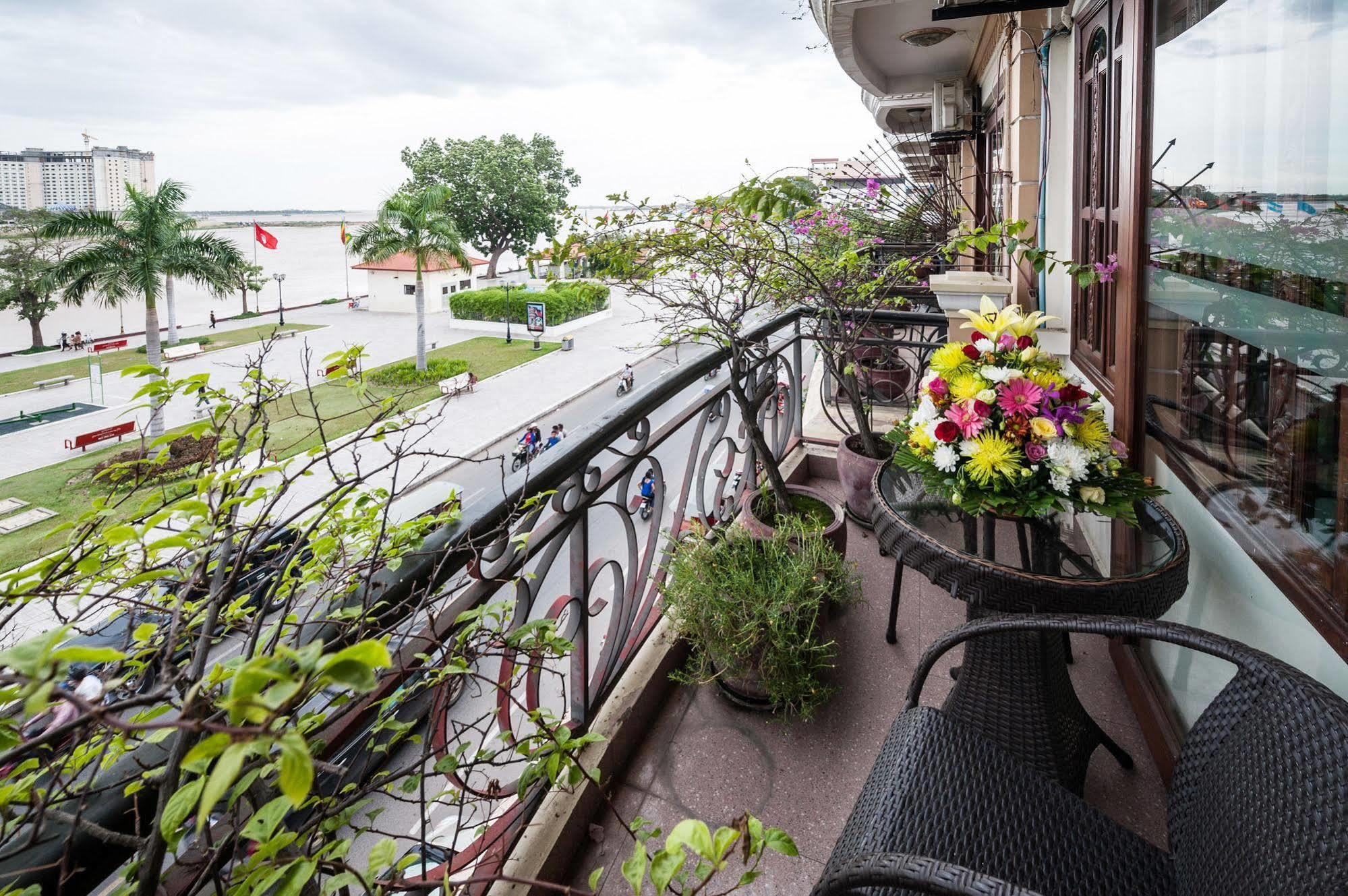 Red Hibiscus Hotel Phnom Penh Exterior foto